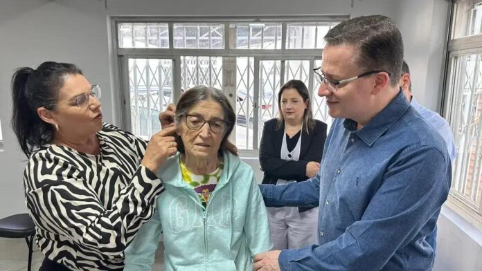 Prefeitura de Piracicaba entrega 355 aparelhos auditivos a pacientes